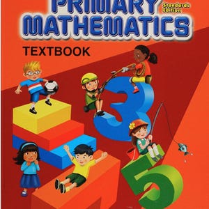 Può includere: Copertina di un libro di testo di Matematica delle elementari 5B, con illustrazioni di bambini che giocano con i numeri. La copertina è rossa con testo blu e bianco. Il libro è un libro di testo.