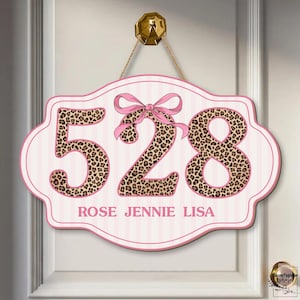 Aangepast deurbord slaapzaal, gepersonaliseerde luipaardprint kamernummerplaat, kamernummerplaat, roze naambord, stijlvol decor studentenkamer