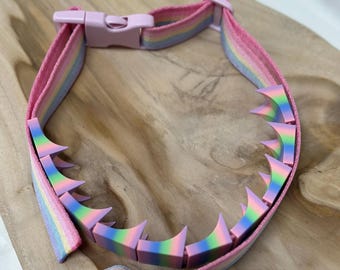 Fascia per le gambe Spiked Cilice: cintura autopunitiva color arcobaleno pastello