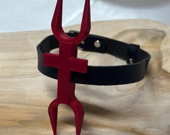 Cross Fork Collar – Gothic Heretic Fork Design | 3D Printed Medieval Prop with Faux Leather Strap | Symbolic Display & Roleplay Accessory