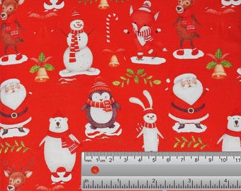 Könnte beinhalten: Roter Stoff mit weihnachtlichem Muster. Das Design zeigt Weihnachtsmänner, Rentiere, Schneemänner, Pinguine und Eisbären. Der Stoff enthält auch Zuckerstangen, Glocken und andere festliche Elemente, die ein fröhliches Design ergeben.