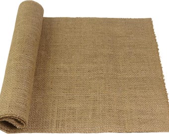 Könnte beinhalten: Eine Rolle aus natürlichem Jute-Stoff, teilweise abgerollt, mit einer groben, gewebten Textur. Der Stoff hat eine warme, erdige braune Farbe und eignet sich für rustikale Bastelarbeiten und Dekorationen. Die Rolle befindet sich auf weißem Hintergrund.