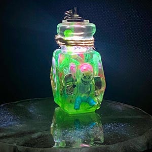 Kuriosität Wunsch Glas - Geheimnis Flasche - Handgemachte Resin Schmuckstück, Licht & Glow, Einzigartige Dekoration, Schmuck Halskette, Tasche Kuriosität Geschenk, Neon Grün