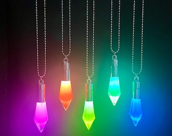 Collana con luce LED e cristalli al neon - Pendolo in resina fatto a mano, ideale per feste, rave, cosplay, LARP, concerti e gioielli di fantascienza.