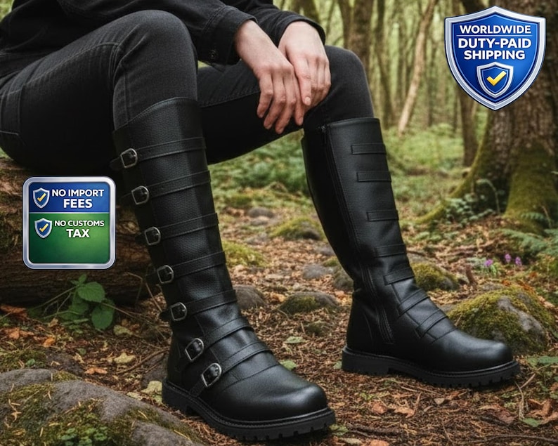 Puede incluir: Botas negras hasta la rodilla con m&uacute;ltiples correas y hebillas. Las botas tienen una suela robusta y una cremallera lateral. La imagen tambi&eacute;n incluye una insignia de "Env&iacute;o mundial con derechos pagados" y una insignia de "Sin tasas de importaci&oacute;n, sin impuestos aduaneros".