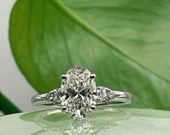 Ovale, in het lab gekweekte diamanten verlovingsring: 14 kt witgoud solitaire