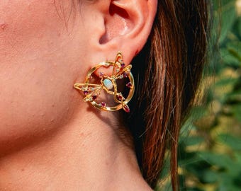 Oorbellen met libellenmotief, gouden oorbellen met libellenmotief, oorbellen met in het laboratorium gekweekte diamanten, oorbellen met roze diamanten en robijnen, sieraden geïnspireerd op de natuur