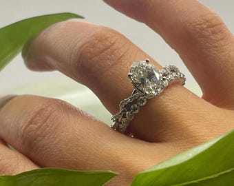 Ovale verlovingsring 1,54 kt: gedraaid 14 kt witgoud, 0,46 kt diamantaccenten