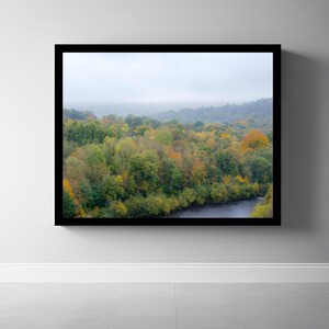 Ladybower Stausee Druck | Peak Distrikt Wand Kunst | Waldnaturfoto | UK Landschaft Poster |  Baum-Walddekor