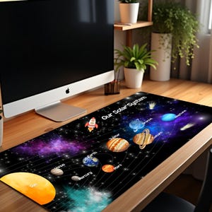 Scopri l'Universo: Tappetino da Scrivania con Pianeti per Bambini – Poster Educativo del Nostro Sistema Solare – Disponibile in Più Lingue