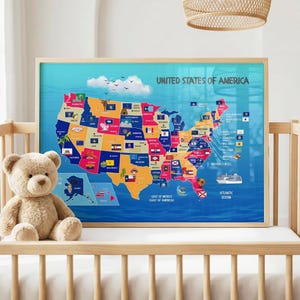 Op de afbeelding: Een rechthoekige wandkunstprint met een kleurrijke kaart van de Verenigde Staten van Amerika met staatsvlaggen en iconen. De kaart staat tegen een blauwe achtergrond met wolken en de tekst United States of America, Gulf of Mexico en Atlantic Ocean.