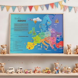 Peut inclure: Une carte encadrée de l'Europe, intitulée "Europa", avec les pays en différentes couleurs. La carte est sur une étagère avec des véhicules jouets en bois et des ours en peluche. Une bannière colorée est suspendue au-dessus de la carte.
