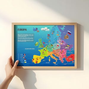 Peut inclure: Une carte éducative encadrée de l'Europe présentant des pays colorés, des drapeaux nationaux et des monuments emblématiques. La carte comprend du texte en allemand, une liste de petits pays avec leurs drapeaux et des oiseaux au-dessus de l'océan.
