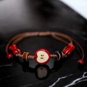 Pulsera de cerámica de manzana hecha a mano – Cordón tejido ajustable – Joya con estilo de dibujos animados – Regalo para mujeres y niñas