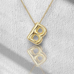Collar con colgante de letra burbuja con alfabeto grueso bañado en oro: joyería inicial de moda para mujeres y hombres