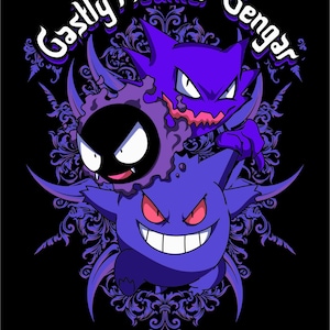 Puede incluir: Una ilustración morada, negra y blanca de tres personajes Pokémon fantasma, Gengar, Haunter y Gastly, con el texto "Gastly Haunter Gengar" encima de ellos.