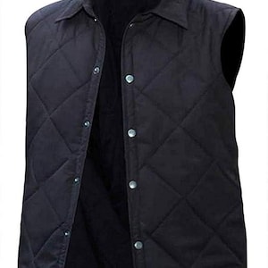 Op de afbeelding: Een zwart gewatteerd vest met een knoopsluiting en een kraag. Het vest is mouwloos en heeft een ruitpatroon.
