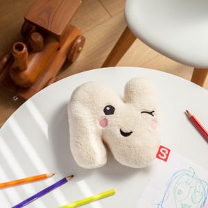 Letra N-Chen como peluche con amor al detalle, amuleto de la suerte para recién nacidos y niños, hecho a mano en Alemania.