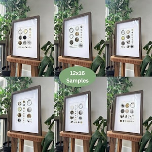 Puede incluir: Seis impresiones art&iacute;sticas enmarcadas, cada una de 30x41 cm, expuestas sobre taburetes de madera. Las impresiones presentan una colecci&oacute;n de piezas de reloj de varias formas y colores, dispuestas sobre un fondo blanco. Los marcos son de color marr&oacute;n oscuro y el texto "12x16 Samples" es visible.