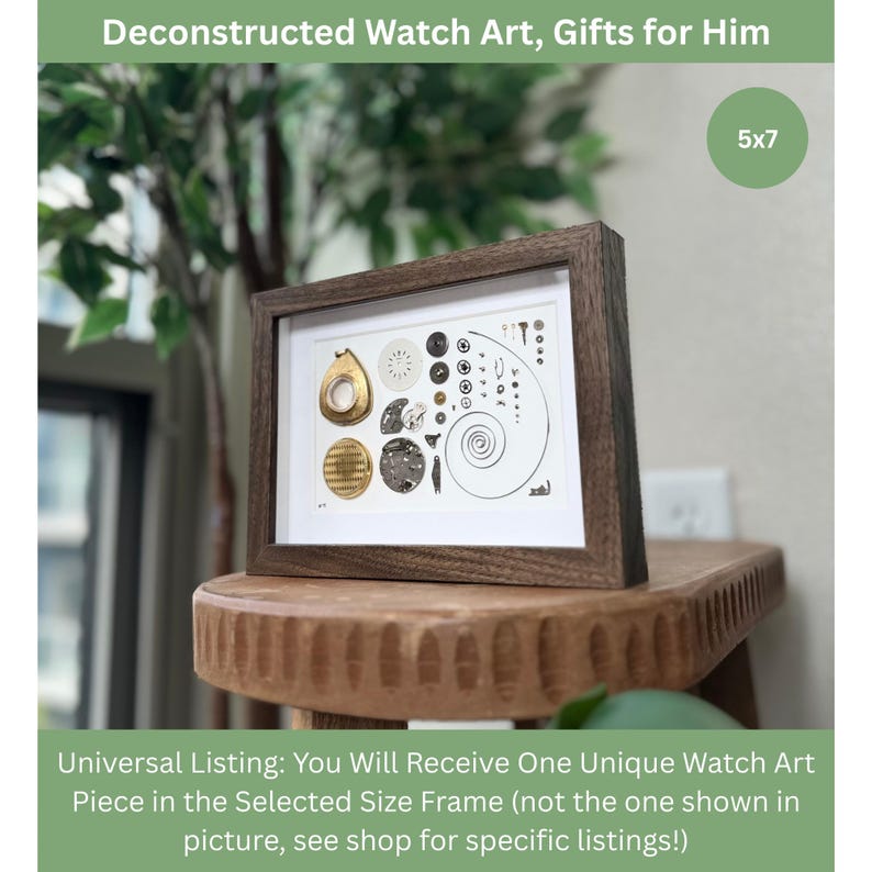 Puede incluir: Una impresi&oacute;n enmarcada de 5x7 pulgadas (aproximadamente 13x18 cm) con piezas de reloj deconstruidas. La obra de arte incluye componentes dorados, plateados y negros sobre un fondo blanco. El marco es de madera marr&oacute;n oscuro, y la pieza est&aacute; sobre un taburete de madera.