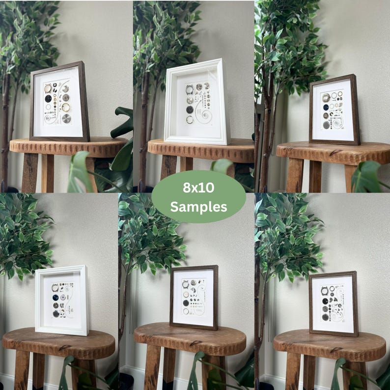 Puede incluir: Muestras de arte enmarcadas, cada una de 20x25 cm, se exhiben en peque&ntilde;os taburetes de madera. Los marcos son blancos o marrones, y la obra de arte presenta una colecci&oacute;n de formas circulares y geom&eacute;tricas en blanco y negro.