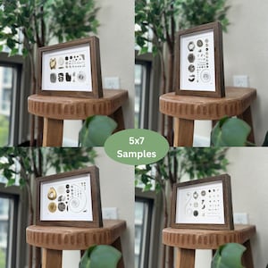 Puede incluir: Cuatro impresiones art&iacute;sticas enmarcadas de 5x7 pulgadas con ilustraciones detalladas de piezas de relojes en varios estilos. Los marcos son de color madera oscura y las impresiones se exhiben en un peque&ntilde;o taburete de madera. El texto "5x7 Samples" est&aacute; en un &oacute;valo verde.