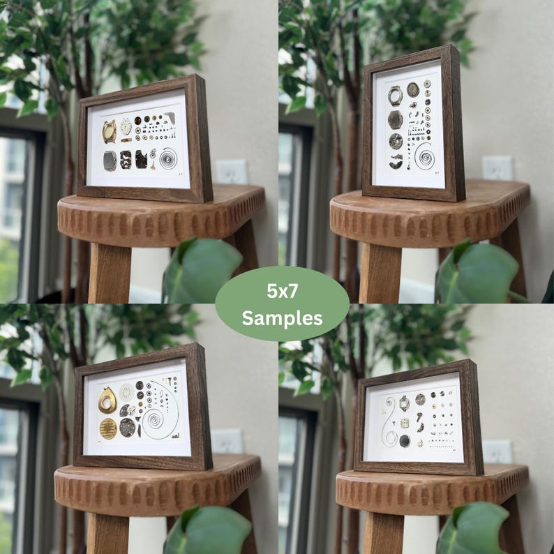 Puede incluir: Cuatro impresiones art&iacute;sticas enmarcadas de 5x7 pulgadas con ilustraciones detalladas de piezas de relojes en varios estilos. Los marcos son de color madera oscura y las impresiones se exhiben en un peque&ntilde;o taburete de madera. El texto "5x7 Samples" est&aacute; en un &oacute;valo verde.