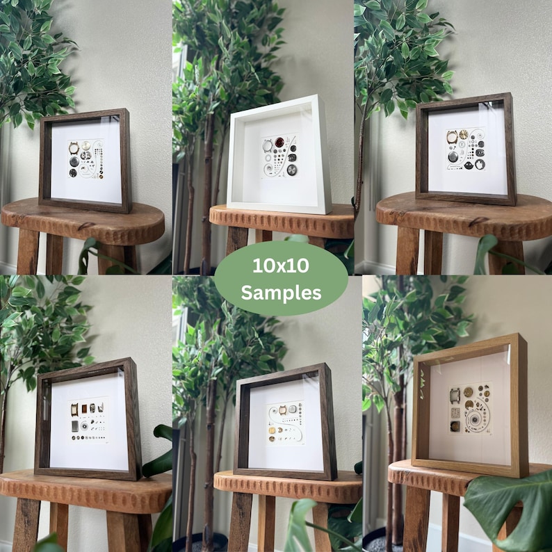 Puede incluir: Seis obras de arte enmarcadas con dise&ntilde;os abstractos en varios colores, expuestas sobre taburetes de madera. Los marcos son blancos, marrones y de tonos de madera natural. El texto "10x10 Samples" est&aacute; en un &oacute;valo verde.