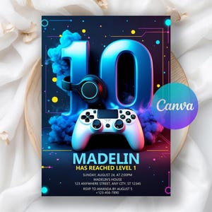 Puede incluir: Una invitación digital para una fiesta de cumpleaños número 10. El diseño presenta un gran número 10 azul, un mando de videojuegos blanco y auriculares. La invitación incluye el nombre "MADELIN", la frase "HAS REACHED LEVEL 1" y detalles de la fiesta.