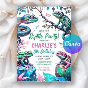 Op de afbeelding: Een kleurrijke uitnodiging voor een reptielenthema verjaardagsfeest. Het ontwerp bevat illustraties van reptielen, met de tekst "Reptile Party!" en details voor Charlie's 8e verjaardag.