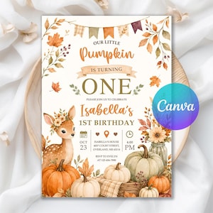 Op de afbeelding: Een verjaardagsuitnodigingskaart met een aquarelillustratie van een reekalf, pompoenen en herfstbladeren. De tekst luidt: Our Little Pumpkin Is Turning One, Isabella's 1st Birthday, Oct 23, Isabella's House, 4:00 PM, RSVP to Evelyn.