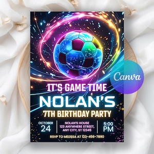 Pode incluir: Um convite vibrante para uma festa de 7º aniversário. O design apresenta uma bola de futebol colorida com detalhes em néon sobre um fundo escuro. O texto inclui "IT'S GAME TIME", o nome "NOLAN'S" e detalhes da festa.