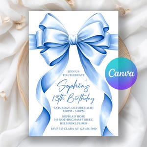 Può includere: Un biglietto d'invito bianco con un grande fiocco acquerello azzurro. Il testo recita "Unisciti a noi per festeggiare il 13° compleanno di Sophia" con i dettagli dell'evento. Il logo Canva è nell'angolo.
