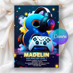 以下が含まれることがあります： 大きな青い数字の8、ヘッドフォン、白いゲームコントローラーが特徴のゲームをテーマにした招待状。招待状には「MADELIN」という名前と、暗い背景にカラフルなアクセントが付いた白と黄色のテキストでイベントの詳細が含まれています。