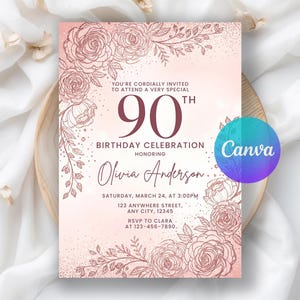 Könnte beinhalten: Eine rosa-goldene Einladung zum 90. Geburtstag mit floralen Illustrationen. Der Text lautet: "Sie sind herzlich eingeladen, an einer ganz besonderen 90. Geburtstagsfeier zu Ehren von Olivia Anderson teilzunehmen." Das Canva-Logo ist sichtbar.
