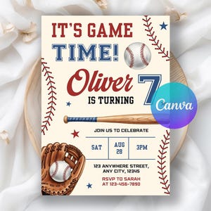 Könnte beinhalten: Baseball-Themen-Geburtstagseinladung mit dem Text "It's Game Time!" und "Oliver wird 7." Enthält einen Baseball, einen Schläger, einen Handschuh und dekorative Nähte. Enthält Datum, Uhrzeit und RSVP-Informationen. Das Design ist auf cremefarbenem Hintergrund.