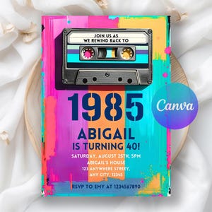 Peut inclure: Une invitation colorée avec une illustration de cassette audio. Le design comprend l'année "1985", le nom "ABIGAIL" et les détails de l'événement. Le fond présente un effet de peinture éclaboussée abstrait et vibrant.