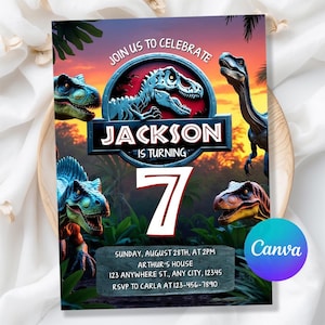 Könnte beinhalten: Eine farbenfrohe Geburtstagseinladung mit Dinosaurier-Motiv. Die Einladung enthält den Namen "Jackson" und die Zahl "7". Das Design beinhaltet verschiedene Dinosaurier-Illustrationen, einen Sonnenuntergangshintergrund und Veranstaltungsdetails.