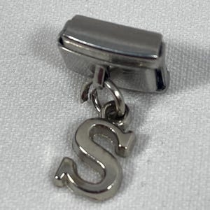 Pulsera con dije italiano con letra inicial personalizada, con detalles a continuación, pulsera de acero inoxidable personalizada para hombres y mujeres, regalo perfecto para ella.