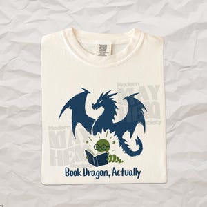 Camiseta Book Dragon Comfort Colors, divertida camiseta para amantes de los libros y lectores de fantasía.