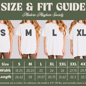 Puede incluir: Una gu&iacute;a de tallas para Modern Mayhem Society con cuatro camisetas blancas etiquetadas S, M, L y XL. Debajo hay una tabla con anchos y largos en pulgadas para las tallas S a 4XL, indicando que el modelo mide 5'4" y pesa 120 lbs.