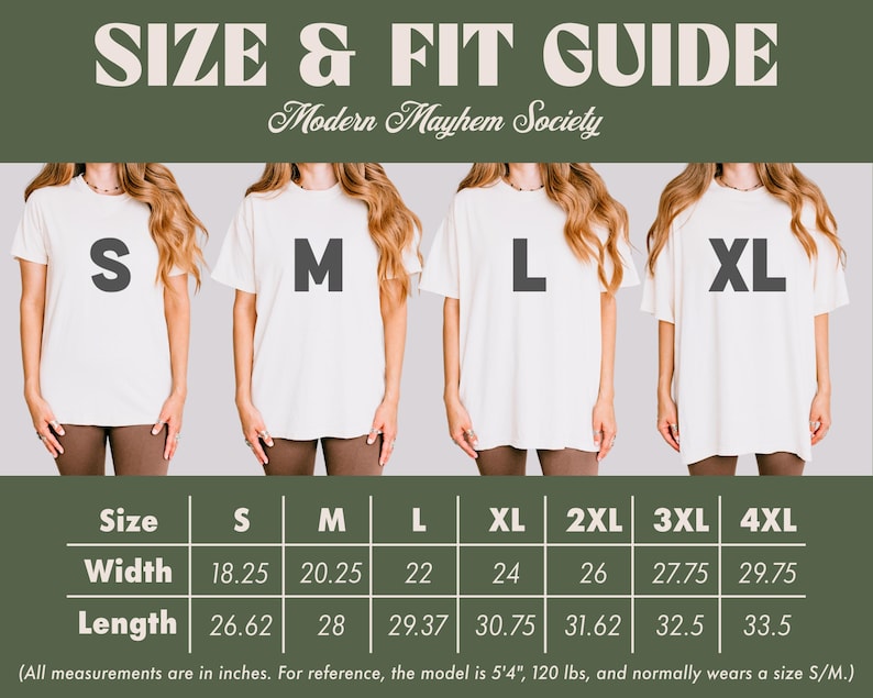 Puede incluir: Una gu&iacute;a de tallas para Modern Mayhem Society con cuatro camisetas blancas etiquetadas S, M, L y XL. Debajo hay una tabla con anchos y largos en pulgadas para las tallas S a 4XL, indicando que el modelo mide 5'4" y pesa 120 lbs.