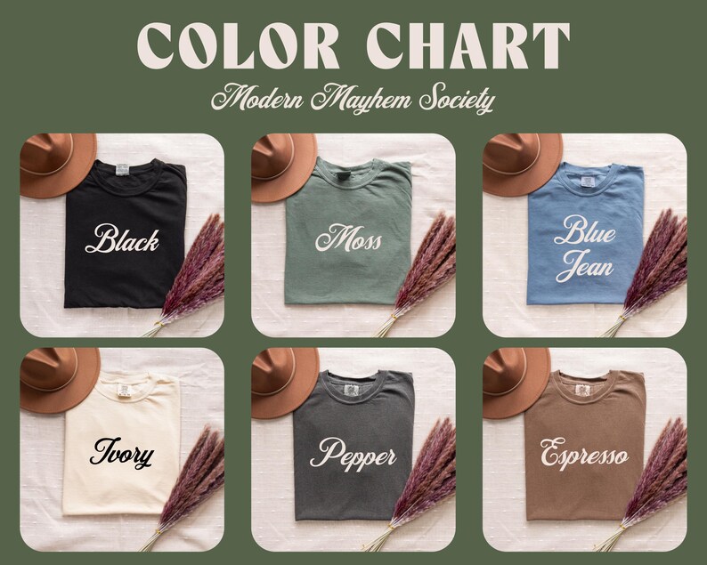 Puede incluir: Una carta de colores para Modern Mayhem Society con seis camisetas en negro, musgo, azul jean, marfil, pimienta y espresso. Cada camiseta se muestra con un sombrero marr&oacute;n y un manojo de hierba seca, con el nombre del color en letra cursiva blanca.