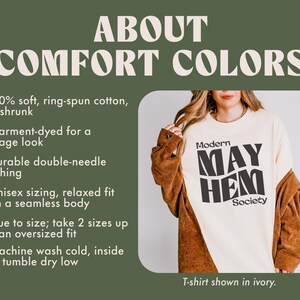 Puede incluir: Una camiseta de cuello redondo color marfil con el texto negro 'Modern MAY HEM Society' impreso en el frente. La prenda est&aacute; hecha de 100% algod&oacute;n hilado en anillo, cuenta con costuras de doble aguja y est&aacute; te&ntilde;ida para un aspecto vintage.