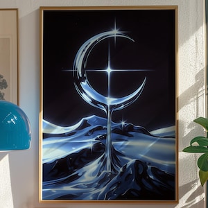 Puede incluir: Una impresión artística enmarcada con un diseño estilizado de luna creciente y cruz metálicas sobre un fondo oscuro. La obra de arte tiene un tema futurista y abstracto con tonos azules y plateados, evocando una sensación de profundidad e imágenes celestiales. La impresión se exhibe en una habitación con un tocadiscos y otra decoración.