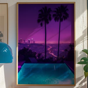 以下が含まれることがあります： 紫とピンクの空を背景にヤシの木がシルエットになった夜の都市景観を描いた、額入りのアートプリント。 ターコイズブルーの水が入ったプールが前景にあります。 プリントは、レコードプレーヤーなどがある赤い棚の上に展示されています。