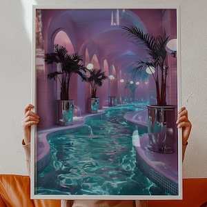 以下が含まれることがあります： フレームに入ったアートプリントで、シュールな屋内プールシーンを描いています。このアートワークは、ターコイズブルーの水が入った長く曲がりくねったプール、銀色のプランターに入ったヤシの木、ピンクと紫のアーチ型の天井が特徴です。