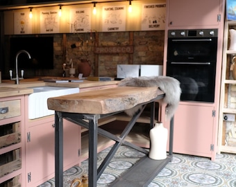 Mesa auxiliar / consola de madera con borde vivo y base de acero a medida