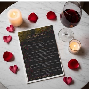 以下が含まれることがあります： 「Le Bistro Vert」と題されたバレンタインデーのメニュー。黒い背景に金色のアクセント。メニューは白い表面にあり、キャンドル、バラの花びら、グラスワイン、ハート型の装飾で囲まれています。