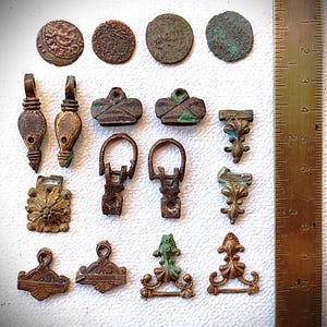 50) 17 reperti in bronzo - alcune parti necessitano ancora di sbavatura -- materiale per hobbisti e artigiani